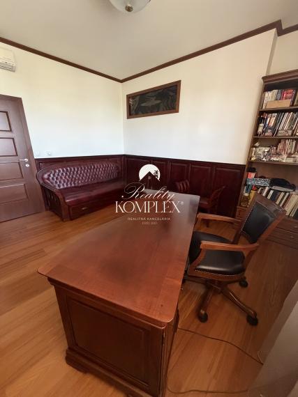 Reality KOMPLEX s.r.o. ponúkame Vám na predaj priestranný 3-izbový byt s výmerou 97 m², ktorý sa nachádza v centre mesta Dunajská Streda