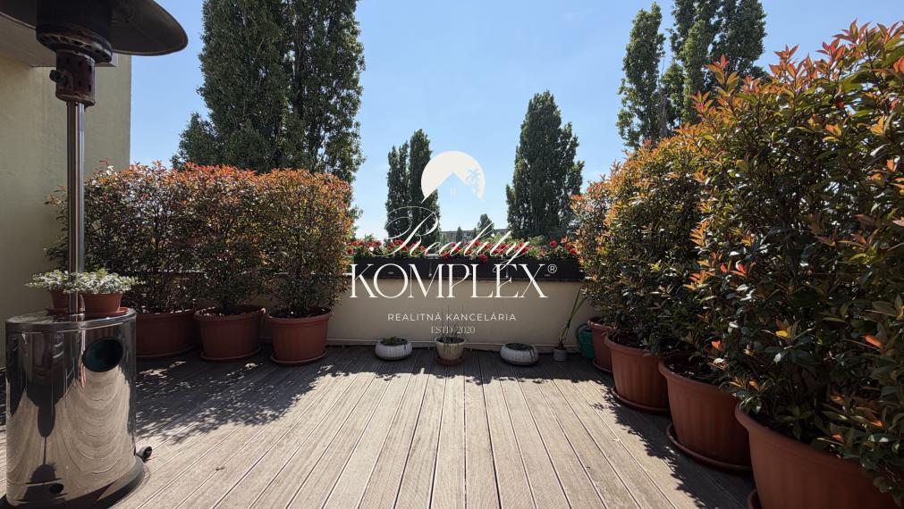 Reality KOMPLEX s.r.o. ponúkame Vám na predaj priestranný 3-izbový byt s výmerou 97 m², ktorý sa nachádza v centre mesta Dunajská Streda