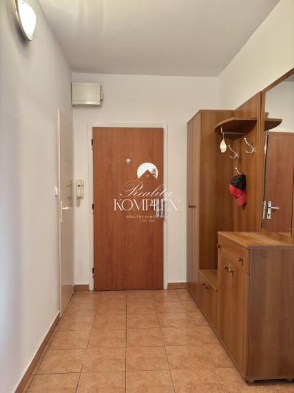 Exkluzívne iba u nás Vám Reality KOMPLEX s.r.o., ponúka na prenájom  čiastočne zariadený trojizbový byt s lodžiou a balkónom v atraktívnej lokalite mesta Komárno.