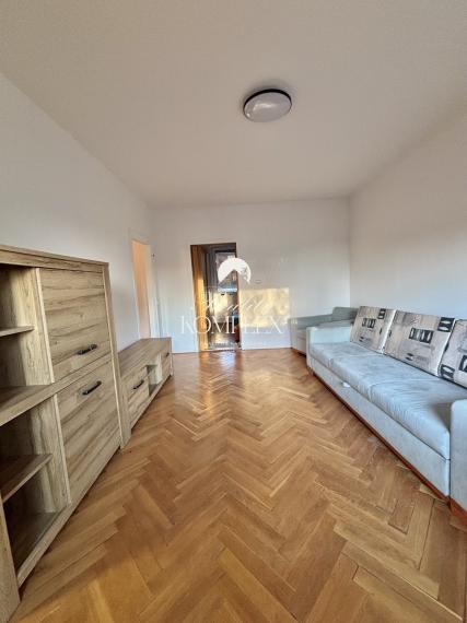 Exkluzívne iba u nás Vám Reality KOMPLEX s.r.o., ponúka na prenájom  čiastočne zariadený trojizbový byt s lodžiou a balkónom v atraktívnej lokalite mesta Komárno.