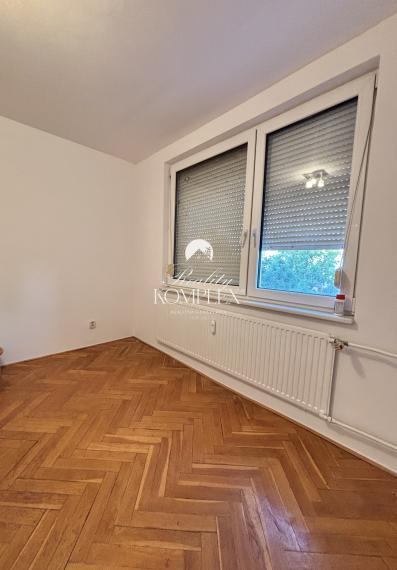 Exkluzívne iba u nás Vám Reality KOMPLEX s.r.o., ponúka na prenájom  čiastočne zariadený trojizbový byt s lodžiou a balkónom v atraktívnej lokalite mesta Komárno.