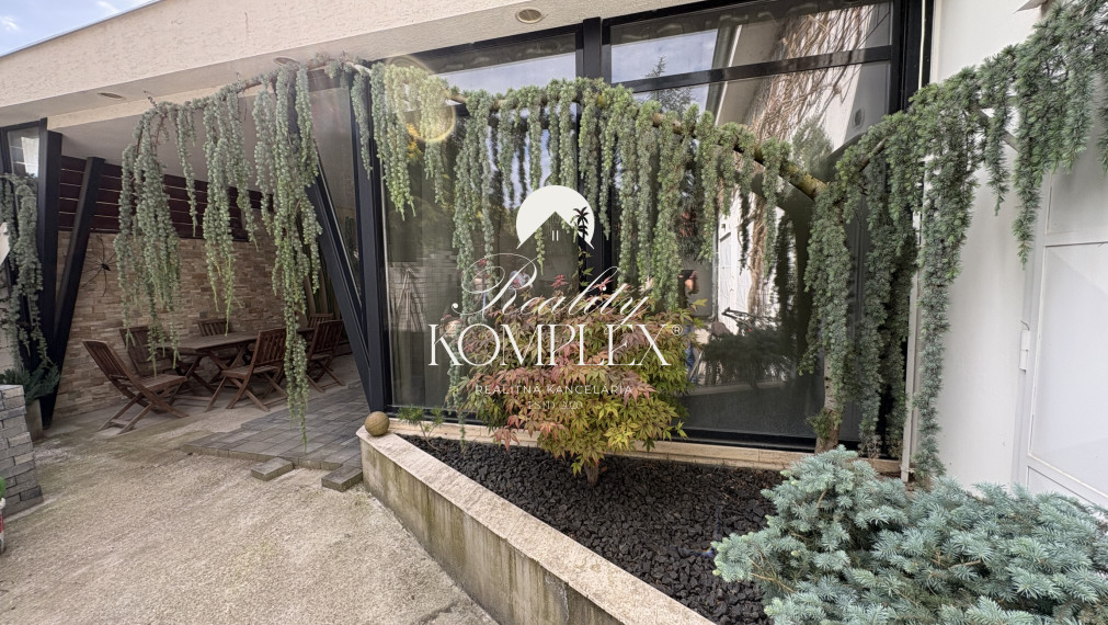 Reality KOMPLEX s.r.o., ponúka na PREDAJ luxusný nadštandardný 4 izbový rodinný dom s bazénom, krytou terasou v tichej časti Komárna !!!
