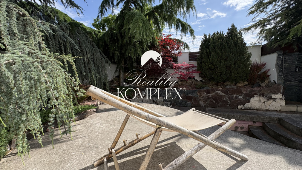 Reality KOMPLEX s.r.o., ponúka na PREDAJ luxusný nadštandardný 4 izbový rodinný dom s bazénom, krytou terasou v tichej časti Komárna !!!