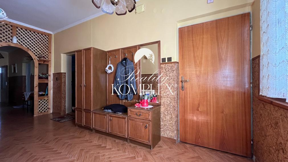 Reality KOMPLEX s.r.o. ponúkame Vám a predaj 4-izbový rodinný dom v obci Okoč