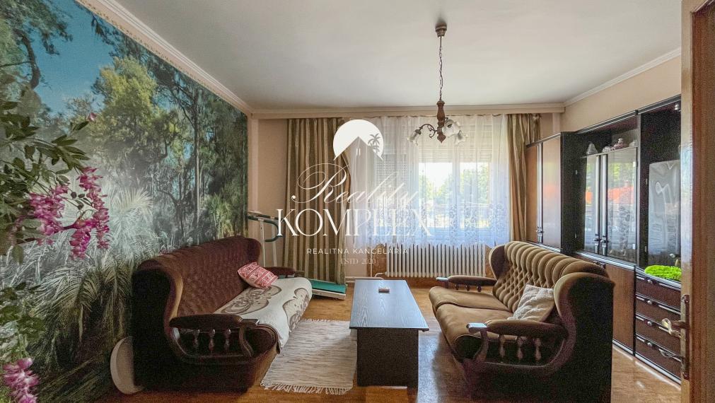 Reality KOMPLEX s.r.o. ponúkame Vám a predaj 4-izbový rodinný dom v obci Okoč