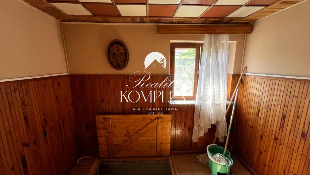 Reality KOMPLEX s.r.o. ponúkame Vám a predaj 4-izbový rodinný dom v obci Okoč