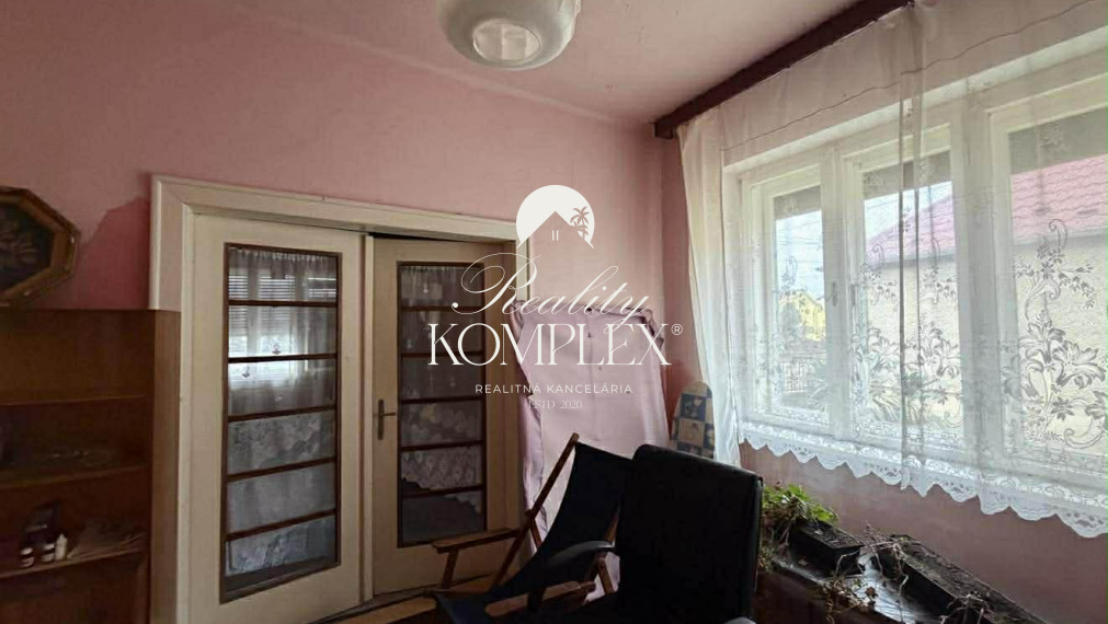 Reality KOMPLEX s.r.o. Vám ponúka rodinný dom s historickým nádychom na veľkorysom pozemku v centre obce Ňárad.