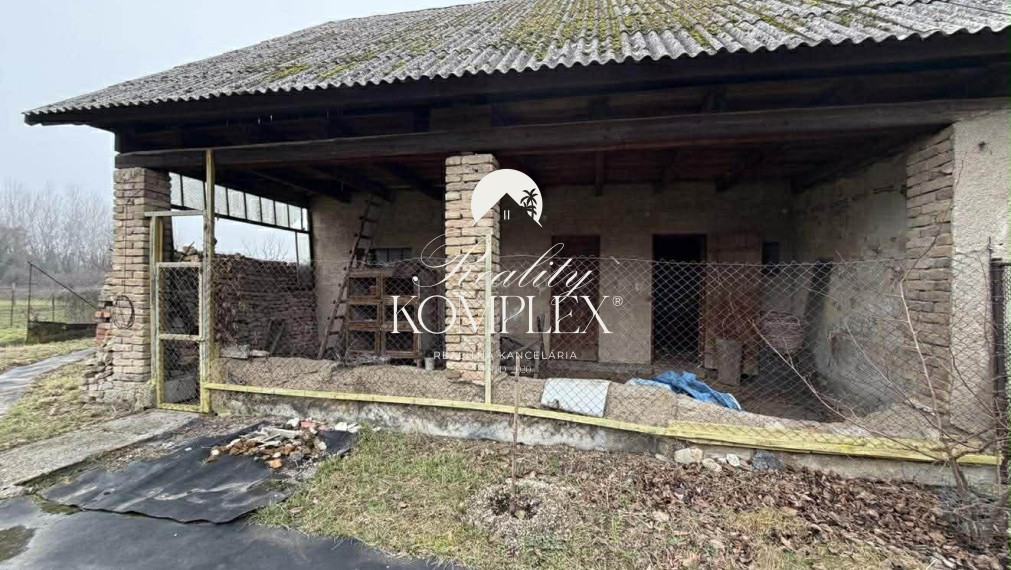 Reality KOMPLEX s.r.o. Vám ponúka rodinný dom s historickým nádychom na veľkorysom pozemku v centre obce Ňárad.