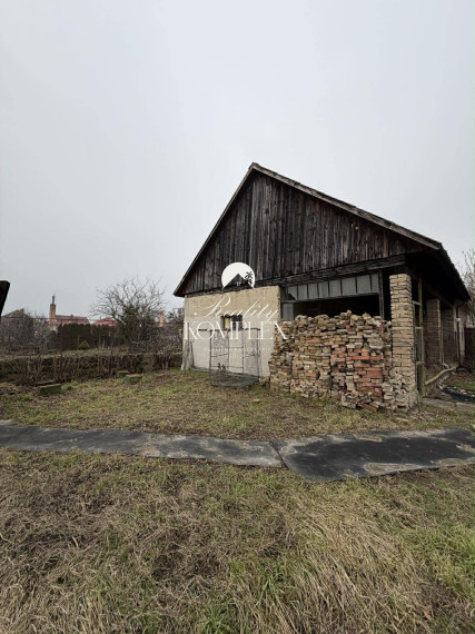 Reality KOMPLEX s.r.o. Vám ponúka rodinný dom s historickým nádychom na veľkorysom pozemku v centre obce Ňárad.