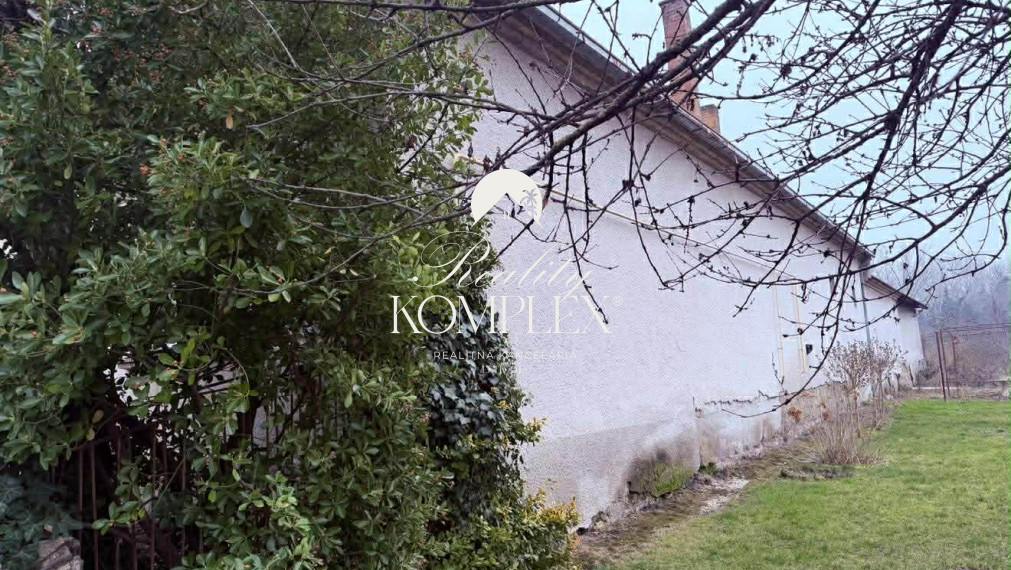 Reality KOMPLEX s.r.o. Vám ponúka rodinný dom s historickým nádychom na veľkorysom pozemku v centre obce Ňárad.