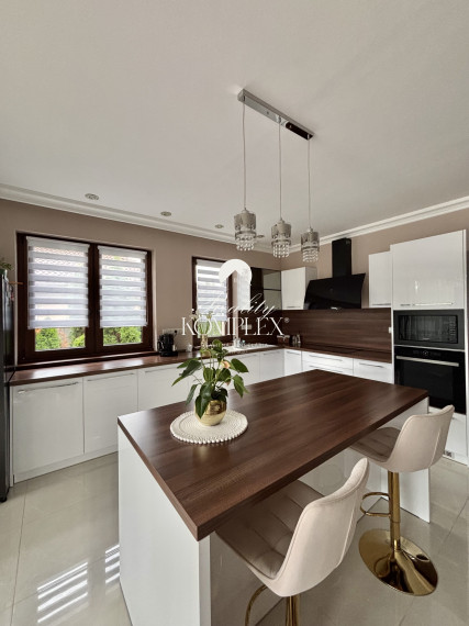 Exkluzívne IBA U NÁS Vám Reality KOMPEX s.r.o., ponúka elagantný, 4 izbový elegantný rodinný dom  v V Komárome (Maďarsko )