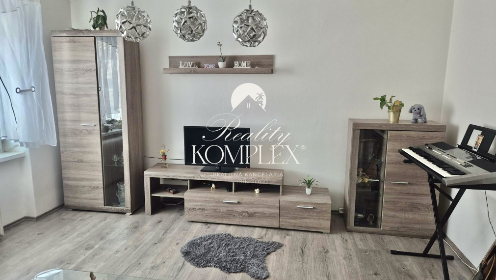 Reality KOMPLEX s.r.o., Vám ponúka na PREDAJ slnečný  3 izbový, rekonštruovaný byt na prvom poschodí  v tehlovom bytovom dome  v obľúbenej  lokalite Mesta Komárno!