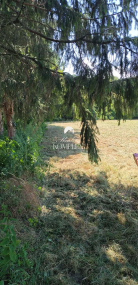 Reality KOMPLEX s.r.o. Vám ponúka na predaj rozľahlý stavebný pozemok o výmere 5 177 m² v obľúbenej rekreačnej oblasti, len pár minút od jazera Balaton