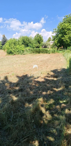 Reality KOMPLEX s.r.o. Vám ponúka na predaj rozľahlý stavebný pozemok o výmere 5 177 m² v obľúbenej rekreačnej oblasti, len pár minút od jazera Balaton