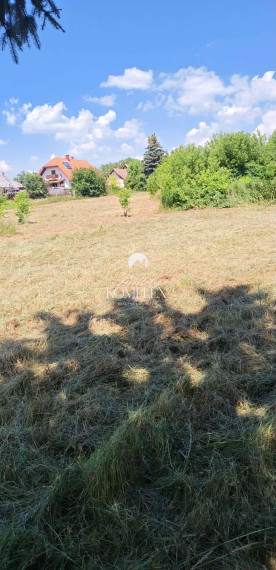 Reality KOMPLEX s.r.o. Vám ponúka na predaj rozľahlý stavebný pozemok o výmere 5 177 m² v obľúbenej rekreačnej oblasti, len pár minút od jazera Balaton