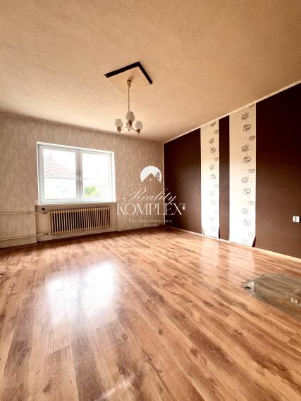Reality KOMPLEX s.r.o. ponúka na PREDAJ rodinný dom s veľkým pozemkom, garážou a podnikateľskou budovou v Trhovej Hradskej