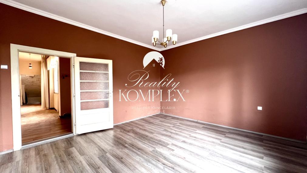 Reality KOMPLEX s.r.o. ponúka na PREDAJ rodinný dom s veľkým pozemkom, garážou a podnikateľskou budovou v Trhovej Hradskej