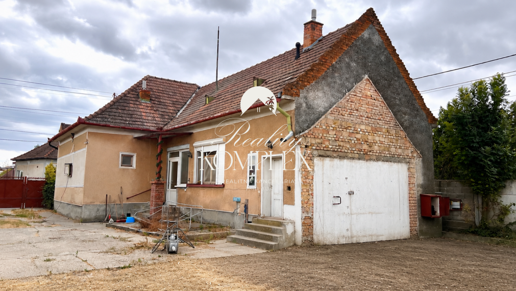 Reality KOMPLEX s.r.o. ponúka na PREDAJ rodinný dom s veľkým pozemkom, garážou a podnikateľskou budovou v Trhovej Hradskej