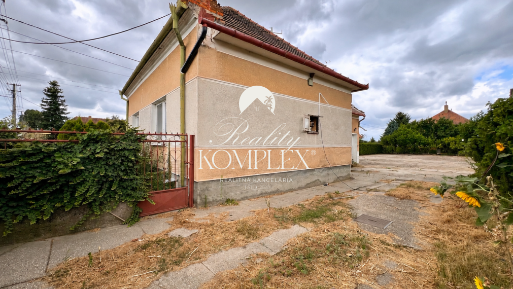 Reality KOMPLEX s.r.o. ponúka na PREDAJ rodinný dom s veľkým pozemkom, garážou a podnikateľskou budovou v Trhovej Hradskej