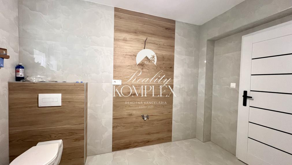 Reality KOMPLEX s.r.o. ponúka na predaj štýlové bývanie v centre obce Trhová Hradská – rodinný dom pripravený na okamžité nasťahovanie