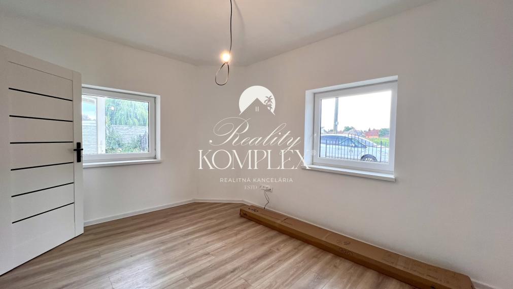 Reality KOMPLEX s.r.o. ponúka na predaj štýlové bývanie v centre obce Trhová Hradská – rodinný dom pripravený na okamžité nasťahovanie