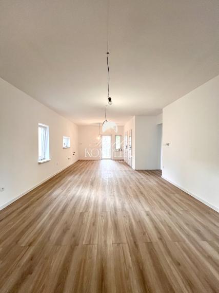 Reality KOMPLEX s.r.o. ponúka na predaj štýlové bývanie v centre obce Trhová Hradská – rodinný dom pripravený na okamžité nasťahovanie