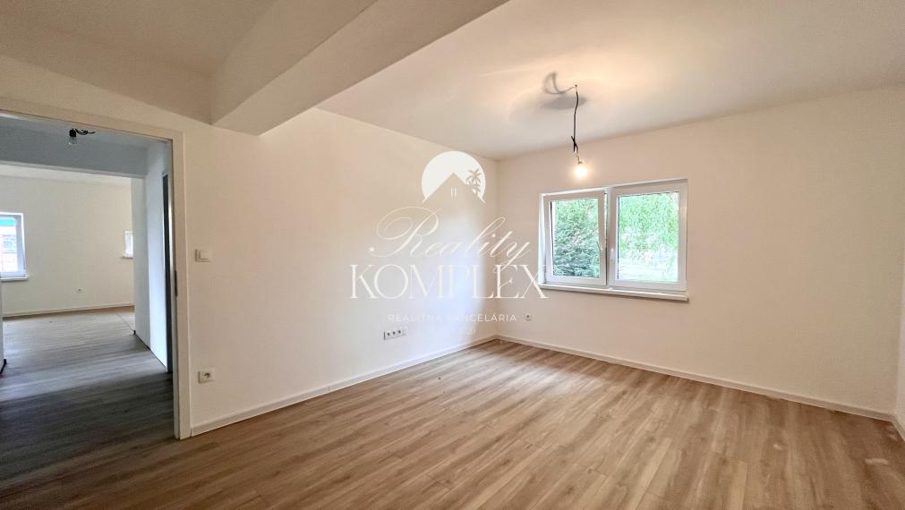 Reality KOMPLEX s.r.o. ponúka na predaj štýlové bývanie v centre obce Trhová Hradská – rodinný dom pripravený na okamžité nasťahovanie