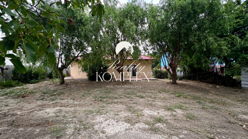 Reality KOMPLEX s.r.o. ponúka na predaj štýlové bývanie v centre obce Trhová Hradská – rodinný dom pripravený na okamžité nasťahovanie