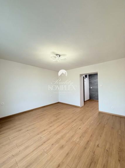Reality KOMPLEX s.r.o. Vám ponúka na predaj kompletne zrekonštruovaný 2-izbový byt v centre Nových Zámkov – ideálna voľba na bývanie aj investíciu!