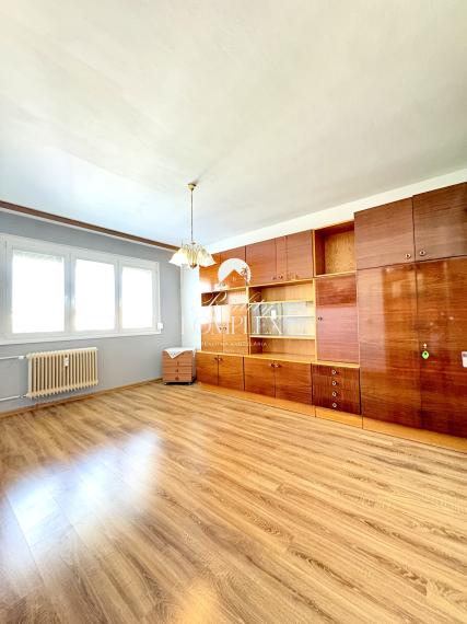 IBA U NÁS !!! Reality KOMPLEX s.r.o. Vám ponúka na PREDAJ slnečný, priestranný 2izbový byt s balkónom v dobrej lokalite v Komárne !!!