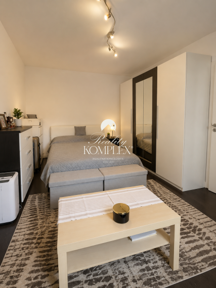 Reality KOMPLEX s.r.o. Vám EXKLUZÍVNE ponúka na predaj príjemný 1-izbový byt s balkónom vo vyhľadávanej lokalite mesta Komárno!