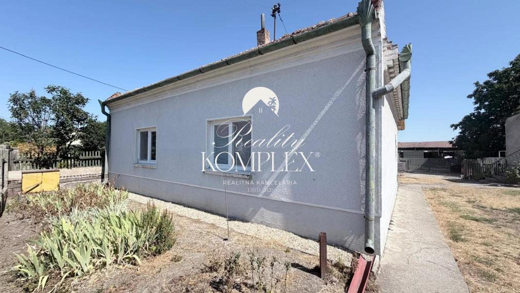 Reality KOMPLEX s.r.o Vám EXKLUZÍVNE ponúka na predaj 3 izbovy rodinny dom v Zemianskej Olči