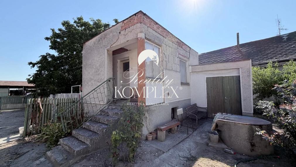 Reality KOMPLEX s.r.o Vám EXKLUZÍVNE ponúka na predaj 3 izbovy rodinny dom v Zemianskej Olči