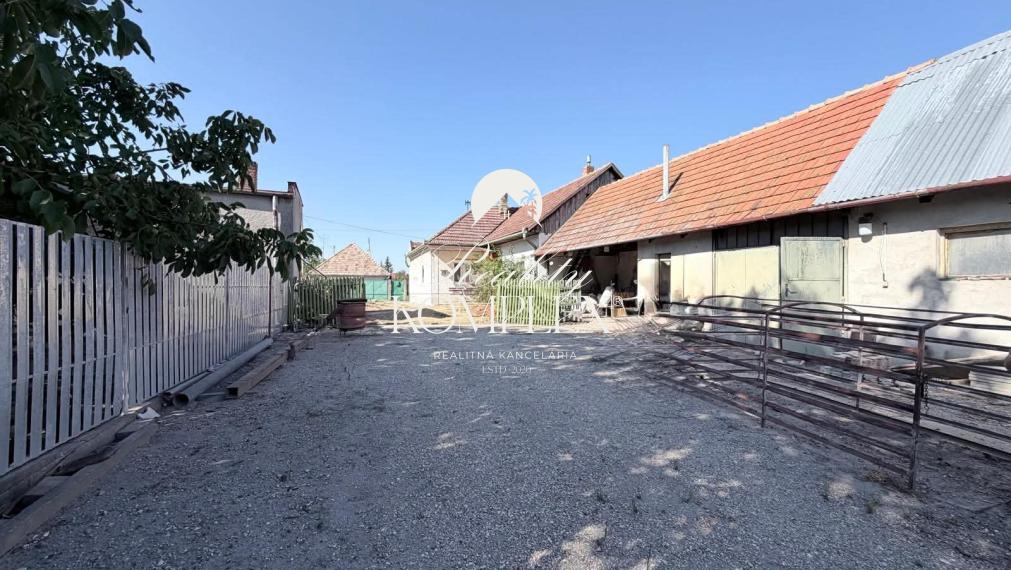 Reality KOMPLEX s.r.o Vám EXKLUZÍVNE ponúka na predaj 3 izbovy rodinny dom v Zemianskej Olči