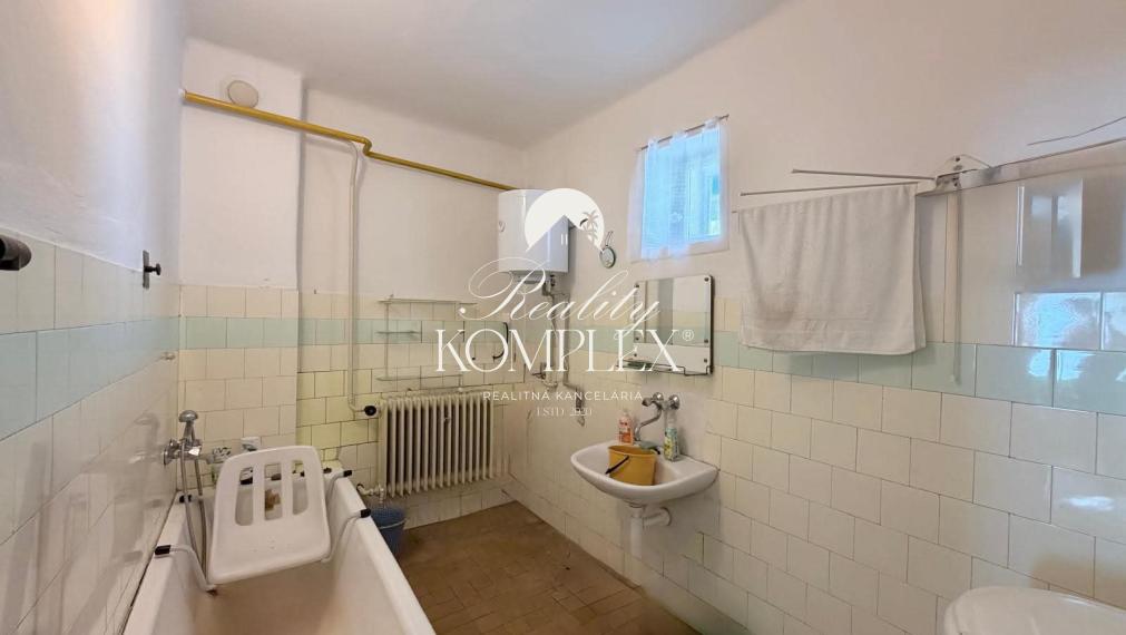 Reality KOMPLEX s.r.o Vám EXKLUZÍVNE ponúka na predaj 3 izbovy rodinny dom v Zemianskej Olči