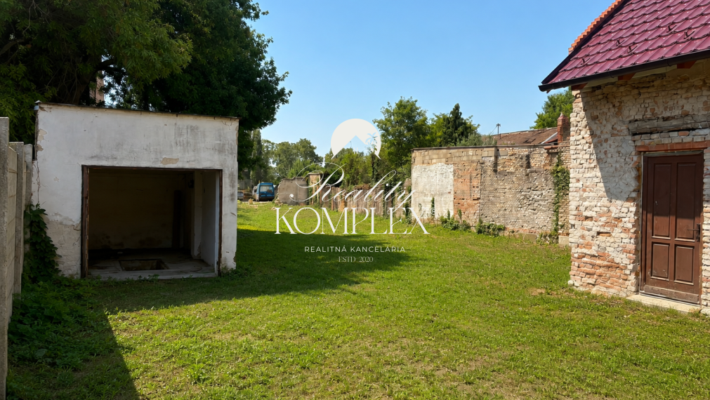 Ponúkame na predaj EXKLUZÍVNE pamiatkovu budovu s pozemkami v blízkosti centra Komarno!
