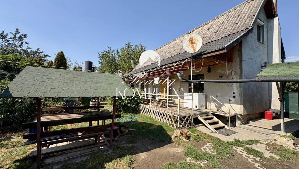 IBA U NÁS !!! Reality KOMPLEX s.r.o. Vám vo výhradnom zastúpení ponúka na predaj celoročne obývateľnú rekreačnú chatu v Komárne !!!