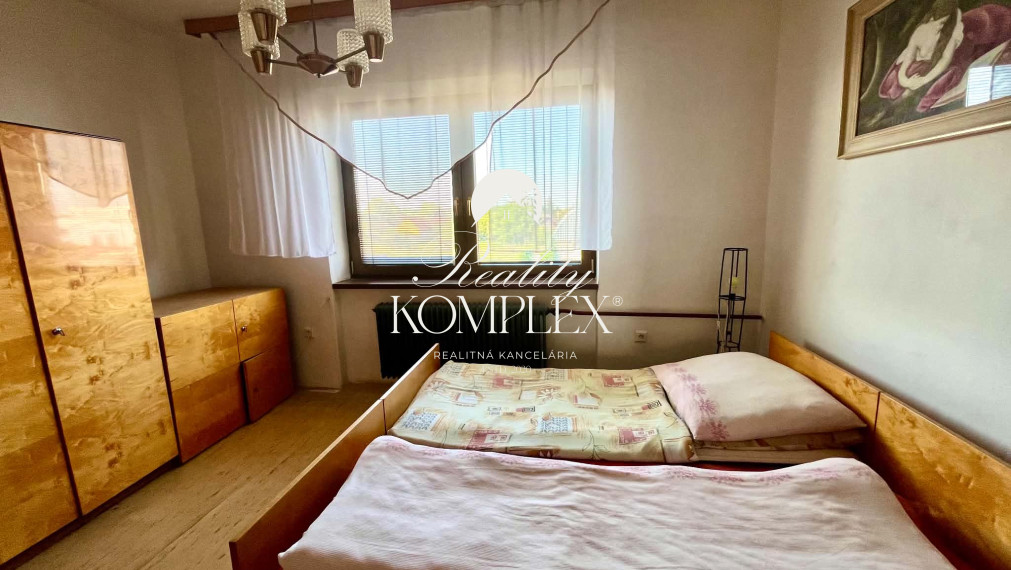 Reality KOMPLEX s.r.o Vám ponúka na predaj priestranný 5-izbový rodinný dom vo Veľkom Mederi