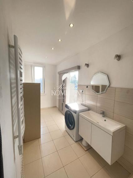 Reality KOMPLEX s.r.o. Vám ponúka na PREDAJ moderne zrekonštruovaný 3-izbový byt s balkónom blízko centra Komárna