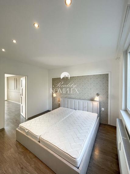 Reality KOMPLEX s.r.o. Vám ponúka na PREDAJ moderne zrekonštruovaný 3-izbový byt s balkónom blízko centra Komárna