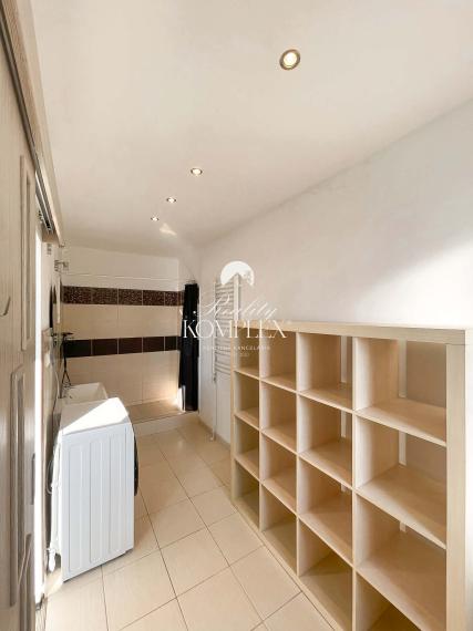 Reality KOMPLEX s.r.o. Vám ponúka na PREDAJ moderne zrekonštruovaný 3-izbový byt s balkónom blízko centra Komárna
