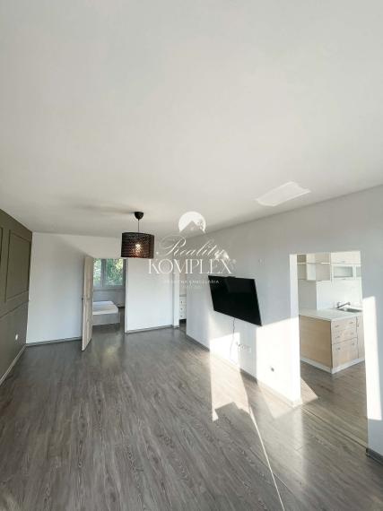 Reality KOMPLEX s.r.o. Vám ponúka na PREDAJ moderne zrekonštruovaný 3-izbový byt s balkónom blízko centra Komárna