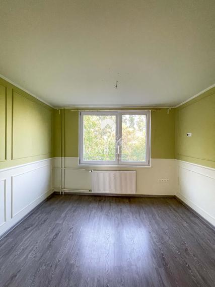 Reality KOMPLEX s.r.o. Vám ponúka na PREDAJ moderne zrekonštruovaný 3-izbový byt s balkónom blízko centra Komárna