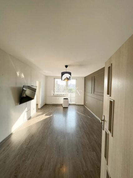 Reality KOMPLEX s.r.o. Vám ponúka na PREDAJ moderne zrekonštruovaný 3-izbový byt s balkónom blízko centra Komárna