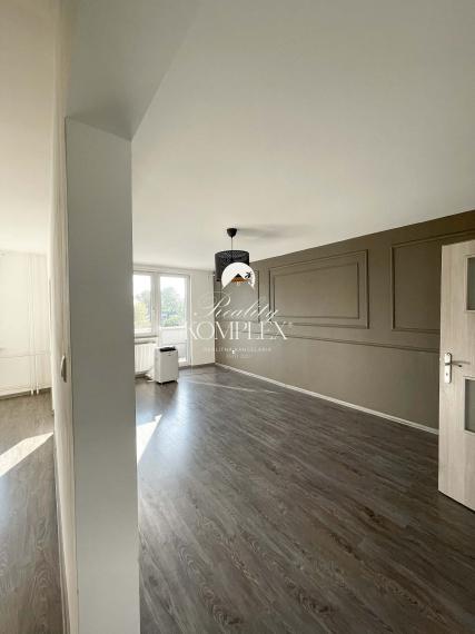 Reality KOMPLEX s.r.o. Vám ponúka na PREDAJ moderne zrekonštruovaný 3-izbový byt s balkónom blízko centra Komárna