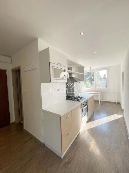 Reality KOMPLEX s.r.o. Vám ponúka na PREDAJ moderne zrekonštruovaný 3-izbový byt s balkónom blízko centra Komárna