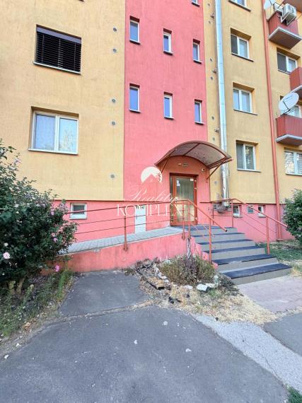Reality Komplex Vám ponúka na predaj priestranný 3-izbový byt s výmerou 78,83 m² v Nových Zámkoch.