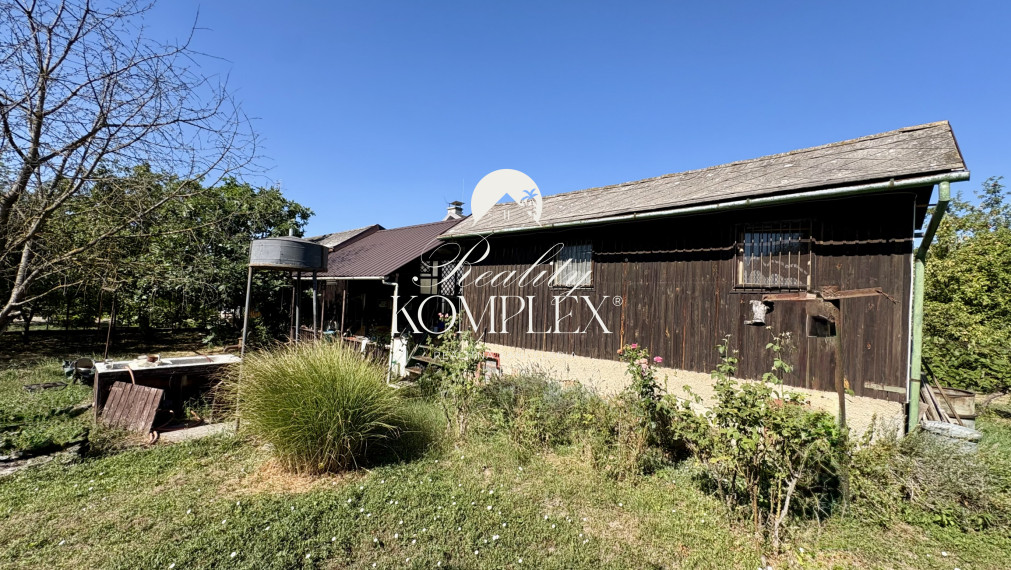 IBA U NÁS !!! Reality KOMPLEX s.r.o. Vám ponúka na PREDAJ víkendový domček s rozlohou 643 m²,neďaleko Váhu a cyklotrasy v Komárne-miesto, kde si oddýchne telo aj duša !!!
