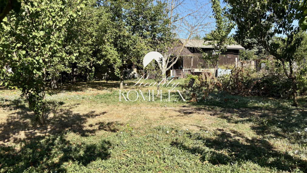 IBA U NÁS !!! Reality KOMPLEX s.r.o. Vám ponúka na PREDAJ víkendový domček s rozlohou 643 m²,neďaleko Váhu a cyklotrasy v Komárne-miesto, kde si oddýchne telo aj duša !!!