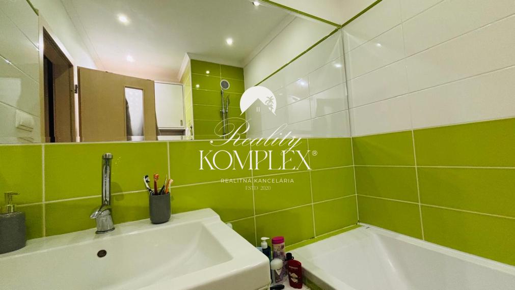 Reality KOMPLEX s.r.o. Vám ponúka EXKLUZÍVNE na prenájom kompletne zariadený 3-izbový byt vo Veľkom Mederi.